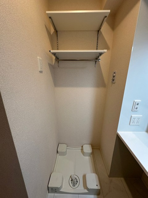 【設備】 | シャンペトル | 洗面所内、洗髪洗面化粧台横にある室内洗濯機置き場です♪防水パンが付いているので万が一の漏水にも安心です！上部には便利な収納棚付き♪