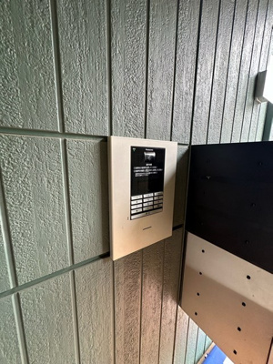 【エントランス】 | シャンペトル | 共用エントランスは不審者の侵入を未然に防ぐオートロック付き！防犯対策充実しています◎