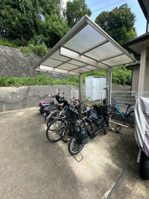【その他共用部分】 | シャンペトル | 屋根付きの駐輪場で雨が降っても大切な自転車が濡れなくてすみますね♪荷物が重いときに自転車があれば助かりますね！