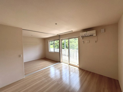 【居間・リビング】 | シャンペトル | 南西向きリビングダイニングキッチン12帖☆バルコニーに繋がるお部屋です♪エアコン付きで1年中快適に過ごせますね☆室内物干しも完備しています◎