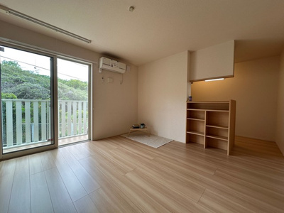 【居間・リビング】 | シャンペトル | 南西向きリビングダイニングキッチン12帖☆バルコニーに繋がるお部屋です♪エアコン付きで1年中快適に過ごせますね☆室内物干しも完備しています◎