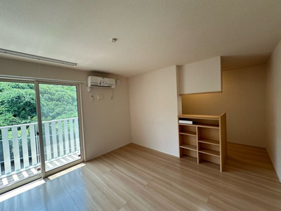 【居間・リビング】 | シャンペトル | 南西向きリビングダイニングキッチン12帖☆女性に人気なカウンターキッチンです！カウンター部分には小物を置ける棚がついています！インテリアを飾って楽しむことも♪