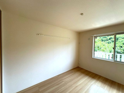 【洋室】 | シャンペトル | 南西向き洋室6帖☆リビングダイニングキッチンから繋がるお部屋です♪壁にはピクチャーレールがあり、絵や写真が飾れます☆