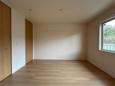 【洋室】 | シャンペトル | 南西向き洋室6帖☆リビングダイニングキッチンから繋がるお部屋です♪壁にはピクチャーレールがあり、絵や写真が飾れます☆