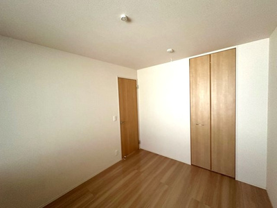 【洋室】 | シャンペトル | 洋室6帖☆こちらのお部屋にもワンステップクローゼットがあります！お洋服の多い方もお部屋が片付いて快適に過ごせますね♪