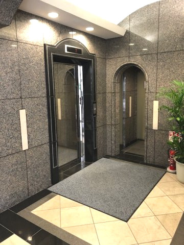 中央区日本橋堀留町１丁目の事務所のエントランス