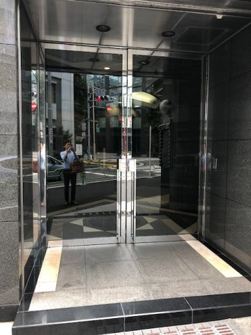 中央区日本橋堀留町１丁目の事務所のエントランス