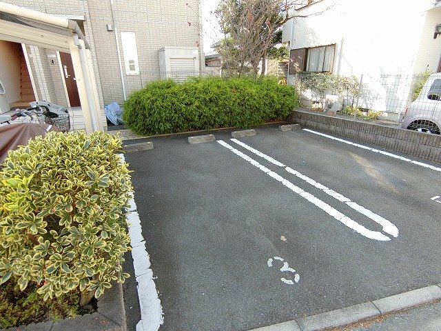 Y'sフラットの駐車場