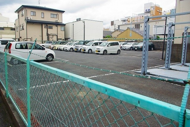 いづもやモータープールの外観