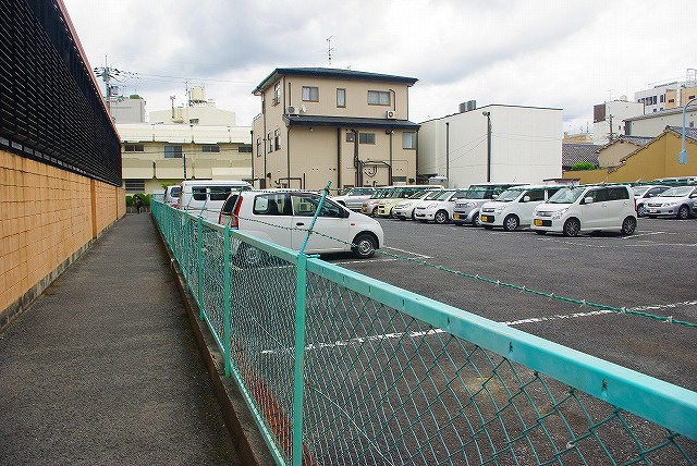 いづもやモータープールの外観