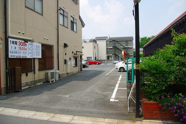 いづもやモータープールの外観