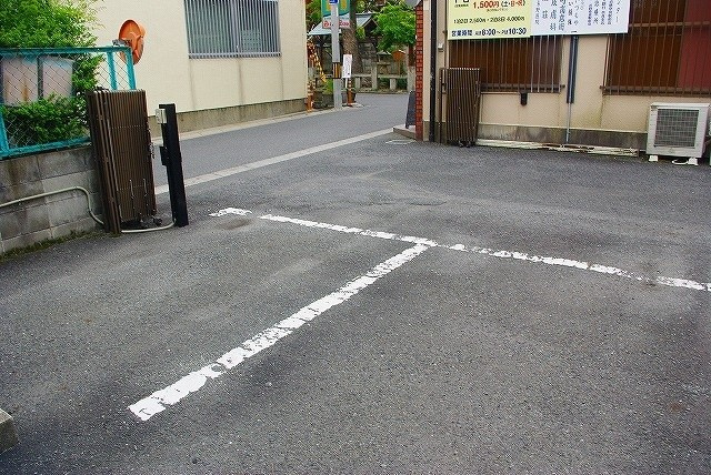 いづもやモータープールの外観