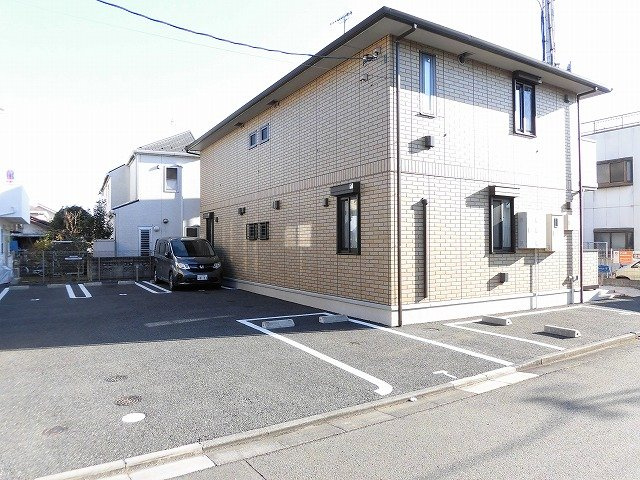 リヴァージュＢ棟の駐車場