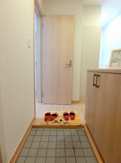 【エントランス】 | 玄関から室内への景観です！シューズボックス上部は飾り棚や小物置き場として活用できます♪玄関を華やかに飾れますね☆