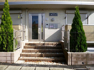 【その他共用部分】 | 共用エントランスは不審者の侵入を未然に防ぐオートロック付き！一人暮らしの方も安心ですね♪