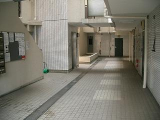 ＭＡＣ久米川コートのエントランス