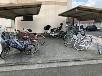 【その他共用部分】 | 屋根付きの駐輪場で雨が降っても大切な自転車が濡れなくてすみますね♪駅まで自転車もおすすめです！
