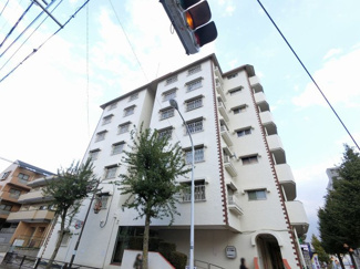 【外観】 | 東南角部屋につき日照・眺望・通風良好。廊下側も人通りが少なくプライバシーを保てます。