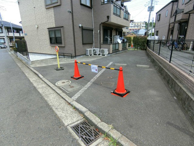 【駐車場】 | リバータウンA棟 | いつでも目の届く敷地内に駐車場があります♪お車をお持ちのファミリーさんにオススメです☆