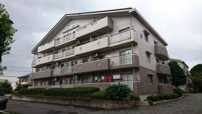 【外観】 | コーポレート小金井梶野通り６号棟 | 近隣は同型のマンションが並ぶ団地型です。/コーポレート小金井梶野通り６号棟