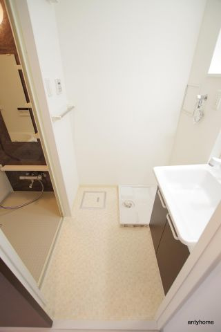 ローランズ（LOWLANDS）西天満の洗面所