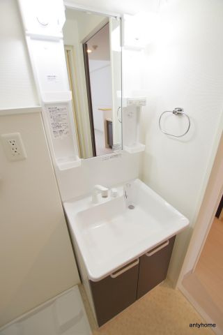 ローランズ（LOWLANDS）西天満の洗面所