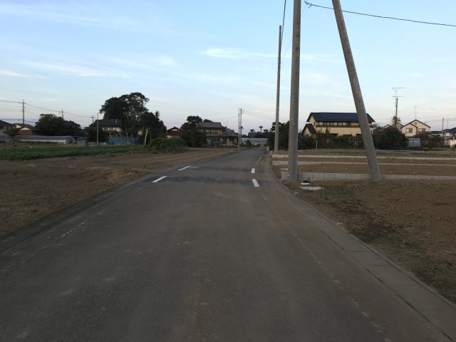 鴻巣市屈巣の売地の前面道路含む現地写真