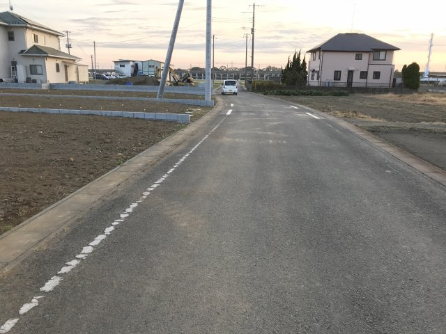 鴻巣市屈巣の売地の前面道路含む現地写真