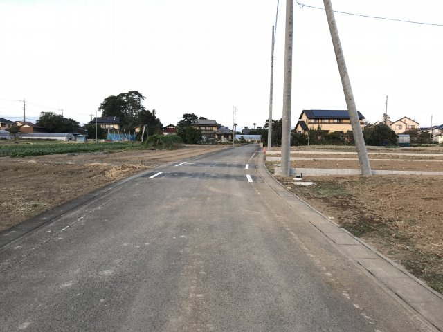 鴻巣市屈巣の売地の前面道路含む現地写真