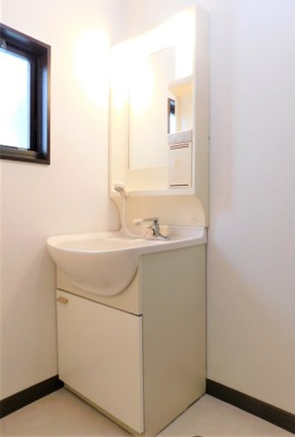 【独立洗面台】 | イージストパレス | 同じ建物の別部屋の写真です。
