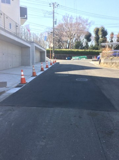 【前面道路含む現地写真】 | 前面道路、駐車場