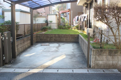 【駐車場】 | 大津市緑町27-16　中古戸建 | 駐車スペースは二カ所あります。