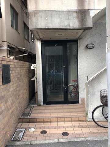 新宿区西新宿３丁目の事務所のエントランス