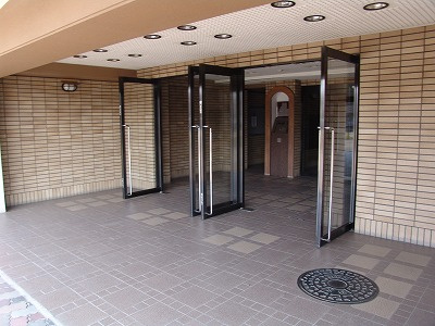 ダイナース小牧のエントランス