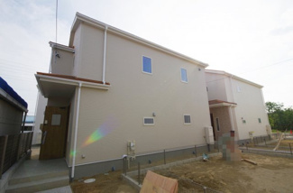 【外観】 | 1号棟　現地（2018年8月）撮影
左側が1号棟です。駐車2台可能。 