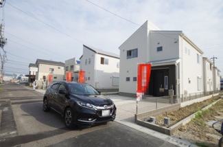 【前面道路含む現地写真】 | 1号棟　現地（2018年8月）撮影
前面道路は北側約6.37m公道。 