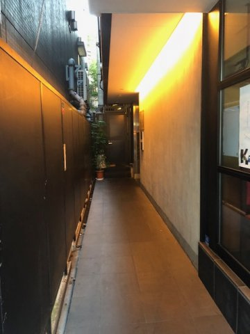 新宿区神楽坂３丁目の事務所のエントランス