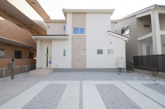 【外観】 | 現地（2018年8月）撮影
堂々完成しました！敷地は広々67坪以上。駐車スペースは並列3台分を確保