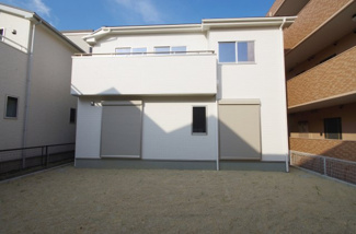 【外観】 | 現地（2018年8月）撮影
西側にも広々とした庭が。お好みのプライベートガーデンに…♪
