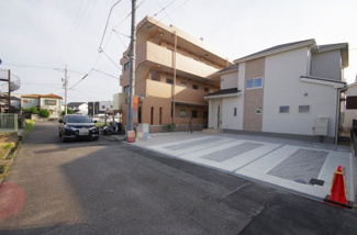 【前面道路含む現地写真】 | 現地（2018年8月）撮影
前面道路は東道路幅員約5.2m。お車の出し入れが苦手な方にも安心の開口約10m。