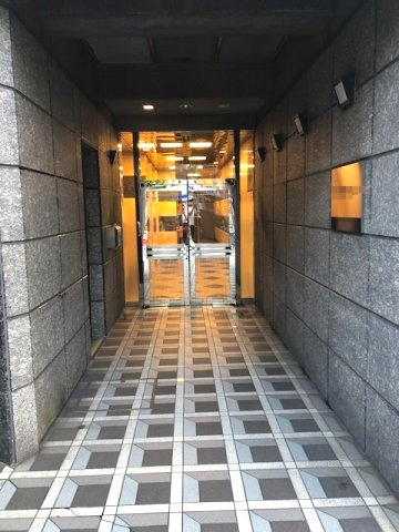 新宿区馬場下町の事務所のエントランス