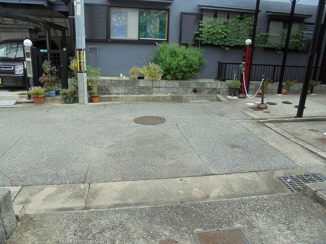 西宮市山口町中野３丁目　中古戸建の前面道路含む現地写真