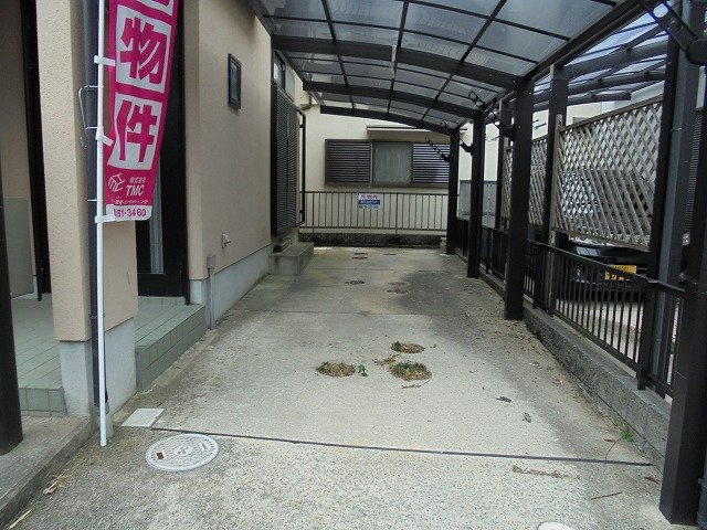 西宮市山口町中野３丁目　中古戸建の駐車場