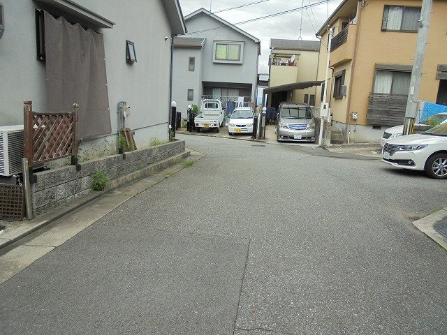 西宮市山口町中野３丁目　中古戸建の前面道路含む現地写真