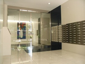 【エントランス】 | エンクレスト御供所 | 清潔なエントランスです