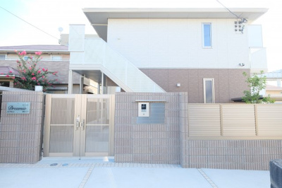 【外観】 | 【シャーメゾン】ドリーミオ | おしゃれな外観♪ＴＶインターホンと防犯カメラ付きです☆