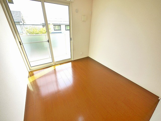 アウスレーゼ　Ａ棟の寝室|開放的な寝室です