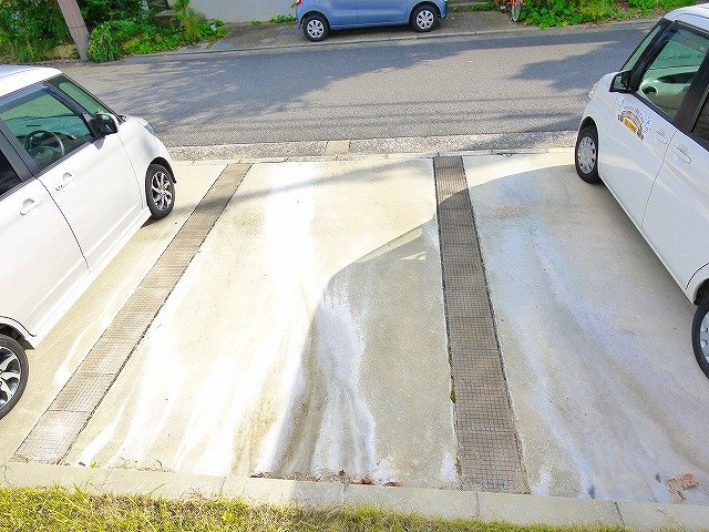 アウスレーゼ　Ａ棟の駐車場|車をお持ちの方に嬉しい駐車場付きの物件です