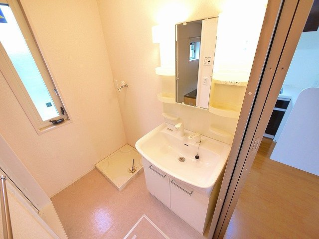 アウスレーゼ　Ａ棟の洗面所|明るい洗面所です