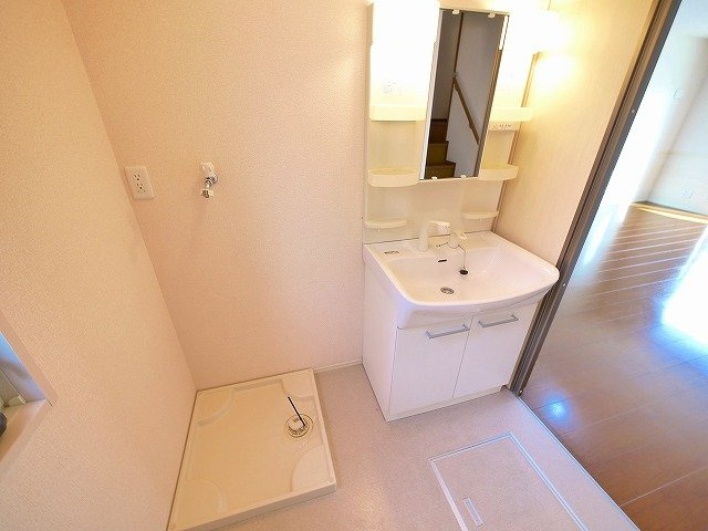 アウスレーゼ　Ａ棟の独立洗面台|独立洗面台で身支度をすべて済ませてしまいましょう